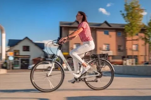 Damski rower elektryczny Ecobike: Zrównoważona mobilność spotyka styl i wygodę