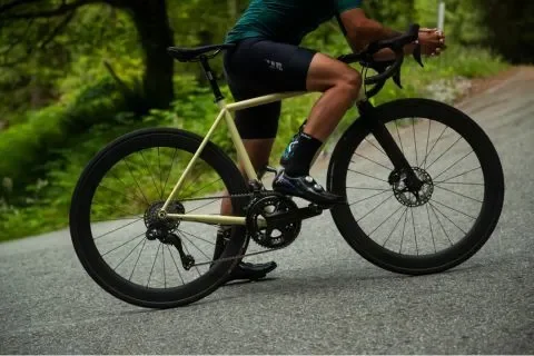 Ten „brakujący” element w rowerze szosowym to właśnie jego największa zaleta! Ten „brakujący” element w rowerze szosowym to właśnie jego największa zaleta!