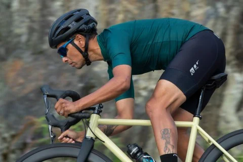 Drętwienie rąk, ból pleców, kolana jak z betonu? To nie jest norma.